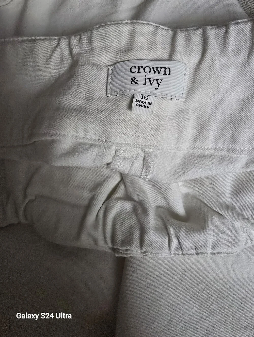 Crown &Ivy White Size 16 Casual Capris With  Bow Cut Outs At The Bottom GUC